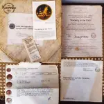 01 PRATO DE NORMAN ROCKWELL EDIÇÃO LIMITADA "A 100 DIAS DE QUEIMA DE ESTOQUE" DA SÉRIE MULHERES REDESCOBERTAS, "PONDERING ON THE PORCH"3º PRATO DA SÉRIE MULHERES REDESCOBERTAS,21,5 CM DE DIÂMETRO, BRADEX Nº 84-R70-4.3 1981.PRATO DE NUMERO 15944C.COM NOTA FIDCAL DE COMPRA DATADA EM 31/08/1982 E COM TODOS FOLHETOS E CAIXA DA EPOCA  EDWIN M. KNOWLES CHINA COMPANY UM GENUÍNO CLÁSSICO ROCKWELL. FINA EDWIN M KNOWLES. COM CERTIFICADO DE AUTENTICIDADE, FEITO NOS ESTADOS UNIDOS. PERFEITO PARA FÃS DA ICÔNICA OBRA DE ROCKWELL, ESTE PRATO DE COLECIONADOR É UM ITEM ESSENCIAL PARA QUALQUER COLEÇÃO. ADICIONE ESTA PEÇA DESLUMBRANTE À SUA COLEÇÃO HOJE MESMO E ADMIRE OS DETALHES COMPLEXOS E AS BELAS CORES QUE FAZEM DESTE PRATO UMA OBRA DE ARTE. COM CERTIFICADO DE AUTENTICIDADE. ITEM COMPRADO E GARAGENS DE ANTIGUIDADES NOS EUA.SUPORTE PARA PRATO NÃO INCLUÍDO NESTA VENDA. (NO ESTADO) ATENÇÃO! FAZER A VISITAÇÃO ANTES DE ARREMATAR, NÃO SABEMOS SE FUNCIONA, LEILÃO NÃO TEM GARANTIA E NEM DEVOLUÇÃO, SUJEITO A POSSÍVEIS AVARIAS VISÍVEIS/OCULTAS E/OU AUSÊNCIA DE COMPONENTES.