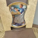 01 PRATO DE COLECIONADOR VINTAGE NORMAN ROCKWELL "WORKING IN THE KITCHEN" "EM PORTUGUES TRABALHANDO NA COZINHA", EDIÇÃO 9 DA COLEÇÃO 'MULHERES REDESCOBERTAS DE ROCKWELL'.A ARTISTA MAIS AMADA DOS ESTADOS UNIDOS APRESENTA UMA SÉRIE INTITULADA "MULHERES REDESCOBERTAS DE ROCKWELL". ESTA É A NONA EDIÇÃO DA SÉRIE “TRABALHANDO NA COZINHA”.PRATO DE NUMERO 1511 B DA EDIÇÃO LIMITADA. EDWIN M, KNOWLES FINE CHINA, NÚMERO BRADEX 84-R70-4.9. COM CERTIFICADO DE AUTENTICIDADE E HISTÓRICO ESCRITO DA IMAGEM DA PLACA INCLUÍDOS. COM DIÂMETRO DE 21 CM CAIXA ORIGINAL. PRATO COM NOTA FISCAL DA ÉPOCA COMPRADO EM 13/09/1983.EM EXCELENTE ESTADO. O SUPORTE DO PRATO NÃO ESTÁ INCLUÍDO. PEÇA COMPRADA EM GARAGEM DE ANTIGUIDADES NOS EUA. SUPORTE PARA PRATO NÃO INCLUÍDO NESTA VENDA. (NO ESTADO) ATENÇÃO! FAZER A VISITAÇÃO ANTES DE ARREMATAR, NÃO SABEMOS SE FUNCIONA, LEILÃO NÃO TEM GARANTIA E NEM DEVOLUÇÃO, SUJEITO A POSSÍVEIS AVARIAS VISÍVEIS/OCULTAS E/OU AUSÊNCIA DE COMPONENTES.