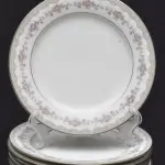 15 PRATOS IMPORTADOS DO JAPÃO DE PORCELANA DA CONHECIDA MARCA BEM FAMOSA PELO MUNDO NOTITAKE JAPONESA  PARA SOBREMESA.  DIÂMETRO 21 CM.SUPORTE DO PRATO NÃO ESTÁ INCLUÍDO. (NO ESTADO) ATENÇÃO! FAZER A VISITAÇÃO ANTES DE ARREMATAR, NÃO SABEMOS SE FUNCIONA, LEILÃO NÃO TEM GARANTIA E NEM DEVOLUÇÃO, SUJEITO A POSSÍVEIS AVARIAS VISÍVEIS/OCULTAS E/OU AUSÊNCIA DE COMPONENTES.