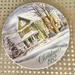 01 LINDO PRATO DE NATAL DA SMUCKER'S COM 21 ,5 FAZIA PARTE DE UMA SÉRIE PARA COLECIONADORES E ERA INCLUÍDO EM UM PACOTE ANUAL DE PRESENTES DE NATAL CONTENDO UMA VARIEDADE DE GELEIAS E COMPOTAS DA SMUCKER'S. DAVID PROJETOU SEU PRIMEIRO PRATO PARA A SMUCKER'S EM 1972, COM OS PRIMEIROS DEZ PRATOS APRESENTANDO CENAS NATALINAS DE TODOS OS LUGARES, INCLUINDO A WILLIAMSBURG COLONIAL, A FILADÉLFIA HISTÓRICA, O VALE DO MISSISSIPPI E ATÉ MESMO A SUÍÇA. NO ENTANTO, A PARTIR DE 1982, A ARTE DE DAVID PARA A SÉRIE DE PRATOS RETRATAVA PRÉDIOS HISTÓRICOS E CENÁRIOS RURAIS DURANTE A TEMPORADA DE FÉRIAS EM TODO O ESTADO DE OHIO, SEDE DA SMUCKER COMPANY. AO LONGO DOS ANOS, MUITOS PRATOS DE NATAL CAPTURARAM A AUTENTICIDADE E O ESPÍRITO NATALINO DA COMUNIDADE DA SMUCKER'S, APRESENTANDO LOCAIS DENTRO E AO REDOR DA CIDADE DE ORRVILLE, SEDE DA EMPRESA, E OUTRAS PARTES DO CONDADO DE WAYNE. APÓS CINQUENTA ANOS, DAVID COMPLETOU ESTA SÉRIE COM UM PRATO FINAL PRODUZIDO EM 2021.  ITEM COMPRADO EM GARAGENS DE ANTIGUIDADES NOS EUA. SUPORTE PARA PRATO NÃO INCLUÍDO NESTA VENDA. (NO ESTADO) ATENÇÃO! FAZER A VISITAÇÃO ANTES DE ARREMATAR, NÃO SABEMOS SE FUNCIONA, LEILÃO NÃO TEM GARANTIA E NEM DEVOLUÇÃO, SUJEITO A POSSÍVEIS AVARIAS VISÍVEIS/OCULTAS E/OU AUSÊNCIA DE COMPONENTES.