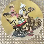 01 RARO PRATO DE NORMAM ROCKWELL DE PORCELANA DE COLECIONADOR EDWIN KNOWLES, NUMERADA, DE 1982, DE DON SPAULDING, CHAMA-SE "DIA DOS PAIS". MEDE 21,5 CM DE DIÂMETRO. NÃO APRESENTA LASCAS, RACHADURAS OU REPAROS, LANÇADO EM 1986. APROVADO PELA FAMÍLIA ROCKWELL E SOCIEDADE DA AMÉRICA E PRODUZIDO PELA KNOWLES CHINA. PRODUZIDO EM EDIÇÃO LIMITADA A 90 DIAS DE PRODUÇÃO. NUMERADO ​​E ASSINADO. TEM 21,5 CM DE LARGURA E ESTÁ EM EXCELENTE ESTADO. ACOMPANHA CAIXA ORIGINAL E CERTIFICADO DE AUTENTICIDADE. PRATO DE NÚMERO 4944D  PEÇA COMPRADA EM GARAGEM DE ANTIGUIDADES NOS EUA. SUPORTE PARA PRATO NÃO INCLUÍDO NESTA VENDA. (NO ESTADO) ATENÇÃO! FAZER A VISITAÇÃO ANTES DE ARREMATAR, NÃO SABEMOS SE FUNCIONA, LEILÃO NÃO TEM GARANTIA E NEM DEVOLUÇÃO, SUJEITO A POSSÍVEIS AVARIAS VISÍVEIS/OCULTAS E/OU AUSÊNCIA DE COMPONENTES.