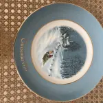 01 LINDO PRATO DE NATAL DA SÉRIE AVON CHRISTMAS PLATE DE 1976, " BRINGING HOME THE TREE" - TERCEIRA  EDIÇÃO DA SÉRIE. COM 22 CM DE DIÂMETRO E RETRATA UM GRUPO DE PESSOAS PATINANDO NA NEVE . O VERSO MARCADO COM DOIS ANÉIS DE OURO 22K.FEITO EXCLUSIVAMENTE PARA A AVON CTS INC., 1976 POR ENOCH WEDGWOOD (TUNSTALL) LTD, INGLATERRA.PEÇA COMPRADA EM GARAGEM DE ANTIGUIDADES NOS EUA. SUPORTE PARA PRATO NÃO INCLUÍDO NESTA VENDA. (NO ESTADO) ATENÇÃO! FAZER A VISITAÇÃO ANTES DE ARREMATAR, NÃO SABEMOS SE FUNCIONA, LEILÃO NÃO TEM GARANTIA E NEM DEVOLUÇÃO, SUJEITO A POSSÍVEIS AVARIAS VISÍVEIS/OCULTAS E/OU AUSÊNCIA DE COMPONENTES.