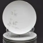 15 PRATOS IMPORTADOS DO JAPÃO DE PORCELANA DA CONHECIDA MARCA BEM FAMOSA PELO MUNDO NOTITAKE JAPONESA  PARA SOBREMESA.  DIÂMETRO 21 CM.SUPORTE PARA PRATO NÃO INCLUÍDO NESTA VENDA.