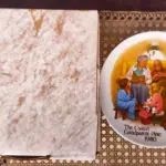 01 PRATO COLECIONÁVEL "THE CSATARI GRANDPARENTS" PRATO DOS AVÓS DE KNOWLES, DE 1980, POR JOSEPH CSATARI.COM 21,5 DE DIAMETRO. É UM PRATO DE EDIÇÃO LIMITADA Nº 373 K. ESTA É A ÚNICA EDIÇÃO DA COLEÇÃO "THE BEDTIME STORY" PINTADA POR: JOSEPH CSATARI. TAMBÉM É ASSINADA NA FRENTE POR JOSEPH CSATARI. FOI CONCLUÍDA EM 1980 POR KNOWLES. O BRADEX Nº: 84-K.41-4.1. KNOWLES FABRICAVA NA EPOCA  MUITOS PRATOS COLECIONÁVEIS ​​E É A MARCA MAIS ANTIGA DA AMÉRICA NA CHINA FINA - DESDE 1854. ESTE LINDO PRATO ESTÁ NA CASA DOS AVÓS TENDO HORA DA HISTÓRIA ENQUANTO O VOVÔ DORME. OS GRÁFICOS E AS CORES SÃO LINDOS - VERMELHO, AMARELO, BRANCO, CINZA, ROSA, BEGE, VERDE, AZUL, MARROM E PRETO, TORNANDO ESTE PRATO COLECIONÁVEL CAPAZ DE CABER EM QUALQUER CÔMODO COM QUALQUER DECORAÇÃO.EM EXCELENTE ESTADO. O SUPORTE DO PRATO NÃO ESTÁ INCLUÍDO. PEÇA COMPRADA EM GARAGEM DE ANTIGUIDADES NOS EUA. SUPORTE PARA PRATO NÃO INCLUÍDO NESTA VENDA. (NO ESTADO) ATENÇÃO! FAZER A VISITAÇÃO ANTES DE ARREMATAR, NÃO SABEMOS SE FUNCIONA, LEILÃO NÃO TEM GARANTIA E NEM DEVOLUÇÃO, SUJEITO A POSSÍVEIS AVARIAS VISÍVEIS/OCULTAS E/OU AUSÊNCIA DE COMPONENTES.