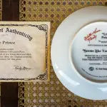 01 PRATO DECORATIVO 'PEQUENO PRÍNCIPE' - POR RUSTY MONEY - SEXTA EDIÇÃO DA SÉRIE "PARECE ONTEM" - PRODUZIDO EM EDIÇÃO LIMITADA POR APENAS DEZ DIAS DE QUEIMA E DEPOIS FECHADO PERMANENTEMENTE - NÚMERO DA PLACA 4119, COM CAIXA ORIGINAL E CERTIFICADO DE AUTENTICIDADE. MEDE 21,5 CM DE DIÂMETRO SUPORTE PARA PRATO NÃO INCLUÍDO NESTA VENDA. (NO ESTADO) ATENÇÃO! FAZER A VISITAÇÃO ANTES DE ARREMATAR, NÃO SABEMOS SE FUNCIONA, LEILÃO NÃO TEM GARANTIA E NEM DEVOLUÇÃO, SUJEITO A POSSÍVEIS AVARIAS VISÍVEIS/OCULTAS E/OU AUSÊNCIA DE COMPONENTES.