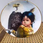 01 PRATO DE COLECIONADOR RECONFORTANTE VEM EM SUA CAIXA ORIGINAL COM CERTIFICADO ORIGINAL DE AUTENTICIDADE E DOCUMENTAÇÃO. ADORO A EXPRESSÃO NO ROSTO DA CRIANÇA, ELA PERSONIFICA PLENAMENTE A CORAGEM E A RESILIÊNCIA, LINDA."BRAVE AND FREE" "EM PORTUGUES CORAJOSO E LIVRE" DE GREGORY PERILLO FOI A PRIMEIRA EDIÇÃO DO PRIDE OF AMERICA'S INDIANS "UMA COLEÇÃO DE OITO PRATOS DE PORCELANA REPRESENTANDO CRIANÇAS INDÍGENAS NORTE-AMERICANAS". ESTA EDIÇÃO LIMITADA DE 1986 DUROU 10 DIAS DE QUEIMA, PRODUZIDA PELA VAGUE SHADOWS AND ARTAFFECTS LTD. NUMERADA 2945 N. COM 21,5 DE DIÂMETRO, BORDADA EM OURO 24K,PRATO DE NUMERO 3553I ASSINADA NA FRENTE, CARIMBADA E NUMERADA À MÃO.PEÇA COMPRADA EM GARAGEM DE ANTIGUIDADES NOS EUA. “SUPORTE PARA PRATO NÃO INCLUÍDO NESTA VENDA.” . (NO ESTADO) ATENÇÃO! FAZER A VISITAÇÃO ANTES DE ARREMATAR, NÃO SABEMOS SE FUNCIONA, LEILÃO NÃO TEM GARANTIA E NEM DEVOLUÇÃO, SUJEITO A POSSÍVEIS AVARIAS VISÍVEIS/OCULTAS E/OU AUSÊNCIA DE COMPONENTES.