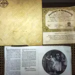 01 PRATO O VENTO LEVOU  MAMMY LACING SCARLETT LINDO PRATO DE PORCELANA. ESTE É MAMMY LACING SCARLETT. ARTISTA RAYMOND KURSAR. ASSINADO NA FRENTE. QUINTA EDIÇÃO DE E O VENTO LEVOU 1982 EDWIN M KNOWLES. AUTORIZADO PELA MGM - EDIÇÃO LIMITADA. SELZNICK. PRATO BRADEX #84-K41-3.5. TODAS AS INFORMAÇÕES NO VERSO DO PRATO. TEM TODA A PAPELADA E CAIXA ORIGINAL. A CAIXA ORIGINAL ESTÁ EM BOAS CONDIÇÕES. PRATO EM PERFEITAS CONDIÇÕES. VIVIAN LEIGH E HATTIE MCDANIEL. MAMMY ESTÁ PREPARANDO SCARLETT PARA O GRANDE CHURRASCO DE 12 OAKS. LINDO QUARTO AZUL COM LUXUOSOS DETALHES DOURADOS. SCARLETT EM SEU ESPARTILHO. ESTE PRATO DE EDIÇÃO LIMITADA ESTÁ EM EXCELENTES CONDIÇÕES NA EMBALAGEM ORIGINAL E FOLHETO SERIA UMA ADIÇÃO FABULOSA À SUA COLEÇÃO. ESTES PRATOS SÃO EXTREMAMENTE COLECIONÁVEIS E NÃO SÃO MAIS FABRICADOS, O QUE OS TORNA UM BEM REALMENTE VALIOSO. VÊM COM UM CERTIFICADO DE AUTENTICIDADE E UM NÚMERO ÚNICO LIMITADO REGISTRADO PELO FABRICANTE.PEÇA COMPRADA EM GARAGEM DE ANTIGUIDADES NOS EUA. SUPORTE PARA PRATO NÃO INCLUÍDO NESTA VENDA.  (NO ESTADO) ATENÇÃO! FAZER A VISITAÇÃO ANTES DE ARREMATAR, NÃO SABEMOS SE FUNCIONA, LEILÃO NÃO TEM GARANTIA E NEM DEVOLUÇÃO, SUJEITO A POSSÍVEIS AVARIAS VISÍVEIS/OCULTAS E/OU AUSÊNCIA DE COMPONENTES.