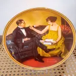 01 LINDO PRATO VINTAGE NORMAN ROCKWELL,NORMAN ROCKWELL, "FLIRTING IN THE PARLOUR" MULHERES REDESCOBERTAS,POR NORMAN ROCKWELL,OITAVA EDIÇÃO DA COLEÇÃO REDISCOVERED WOMEN DA ROCKWELL, 1983 NA CAIXA ORIGINAL COM CERTIFICADO DE AUTENTICIDADE,FOLHETOS E DOCUMENTOS DA ÉPOCA. NÚMERO DO PRATO 1443I DE EDWIN KNOWLES NÚMERO BREITAX 84- R70 4-8. COM 21,5 CM DE DIÂMETRO, COMPRADO E, 23/07/1983. O SUPORTE DO PRATO NÃO ESTÁ INCLUÍDO. PEÇA COMPRADA EM GARAGEM DE ANTIGUIDADES NOS EUA. COM CAIXA E CERTIFICADO DE AUTENTICIDADE ORIGINAL. SUPORTE PARA PRATO NÃO INCLUÍDO NESTA VENDA. (NO ESTADO) ATENÇÃO! FAZER A VISITAÇÃO ANTES DE ARREMATAR, NÃO SABEMOS SE FUNCIONA, LEILÃO NÃO TEM GARANTIA E NEM DEVOLUÇÃO, SUJEITO A POSSÍVEIS AVARIAS VISÍVEIS/OCULTAS E/OU AUSÊNCIA DE COMPONENTES.