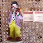 01 ESTATUETA DE PALHAÇO DE CERÂMICA VINTAGE DA COLEÇÃO FLAMBRO DE EMMETT KELLY JR,ESTILO HOBO, COM ALÇA OU ALÇA. ETIQUETA ORIGINAL. EXCELENTE ESTADO, SEM LASCAS, RACHADURAS EM ÓTIMO ESTADO PEÇA RARA ITEM LANÇADOS ANOS 90 NOS EUA  CM DE ALTURA E UMA BASE DE 15 ​​CM. COM  SUA ASSINATURA NA PARTE INFERIOR JUNTO COM "EXCLUSIVAMENTE DA FLAMBRO EMPRESA FAMOSA NOS EUA DECADA DE 90, COMPRADAS EM LOJAS DE ANTIGUIDADES DOS EUA. (NO ESTADO) ATENÇÃO! FAZER A VISITAÇÃO ANTES DE ARREMATAR, NÃO SABEMOS SE FUNCIONA, LEILÃO NÃO TEM GARANTIA E NEM DEVOLUÇÃO, SUJEITO A POSSÍVEIS AVARIAS VISÍVEIS/OCULTAS E/OU AUSÊNCIA DE COMPONENTES.