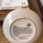 01 ADORADO PRATO DE COLECIONADOR INTITULADO "UM ENIGMA" É UM PRATO DE COLECIONADOR DE EDIÇÃO LIMITADA DA SÉRIE  "THE KING AND" "EM PORTUGUES O REI E EU", DE KNOWLES.PINTADO À MÃO POR WILLIAM CHAMBERS. VENDIDO APENAS POR 150 DIAS E LOGO FOI ENCERRADA AS VENDAS NOS EUA. EM 1980.O PRATO MEDE APROXIMADAMENTE 21 CM E ESTÁ EM EXCELENTE ESTADO.NÚMERO DO PRATO: 771B.COM CAIXA E CERTIFICADO, MANTIDO EM CASA LIVRE DE FUMO.PEÇA COMPRADA EM GARAGEM DE ANTIGUIDADES NOS EUA. “SUPORTE PARA PRATO NÃO INCLUÍDO NESTA VENDA.” . (NO ESTADO) ATENÇÃO! FAZER A VISITAÇÃO ANTES DE ARREMATAR, NÃO SABEMOS SE FUNCIONA, LEILÃO NÃO TEM GARANTIA E NEM DEVOLUÇÃO, SUJEITO A POSSÍVEIS AVARIAS VISÍVEIS/OCULTAS E/OU AUSÊNCIA DE COMPONENTES.