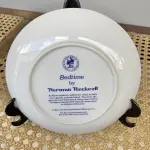 01 PRATO DE COLECIONADOR INTITULADO "HORA DE DORMIR" É INSPIRADO NA OBRA DE NORMAN ROCKWELL E FAZ PARTE DA MARCA MUSEUM COLLECTIONS INC. APRESENTA UM DESIGN CHARMOSO QUE RETRATA A ROTINA DA HORA DE DORMIR DE UMA CRIANÇA, COM UM TOQUE VINTAGE QUE O TORNA PERFEITO PARA TODAS AS OCASIÕES. O PRATO TEM 16 CM DE DIÂMETRO. ESTE ITEM FOI FABRICADO NO JAPÃO DURANTE A DÉCADA DE 1980 E É UM ÓTIMO COMPLEMENTO PARA QUALQUER COLEÇÃO DE ITENS DECORATIVOS COLECIONÁVEIS. O TEMA DO PRATO É A HORA DE DORMIR, E É PERFEITO PARA QUEM APRECIA A CULTURA AMERICANA E ITENS VINTAGE. SUPORTE DO PRATO NÃO ESTÁ INCLUÍDO. ITEM COMPRADO EM GARAGENS DE ANTIGUIDADES NOS EUA. (NO ESTADO) ATENÇÃO! FAZER A VISITAÇÃO ANTES DE ARREMATAR, NÃO SABEMOS SE FUNCIONA, LEILÃO NÃO TEM GARANTIA E NEM DEVOLUÇÃO, SUJEITO A POSSÍVEIS AVARIAS VISÍVEIS/OCULTAS E/OU AUSÊNCIA DE COMPONENTES.