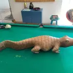 01 ESCULTURA MADEIRA DE LEI JACARÉ IMPORTADA EM MADEIRA ENTALHADA PELO ARTISTA  130 CM DE COMPRIMENTO. (NO ESTADO) ATENÇÃO! FAZER A VISITAÇÃO ANTES DE ARREMATAR, NÃO SABEMOS SE FUNCIONA, LEILÃO NÃO TEM GARANTIA E NEM DEVOLUÇÃO, SUJEITO A POSSÍVEIS AVARIAS VISÍVEIS/OCULTAS E/OU AUSÊNCIA DE COMPONENTES.