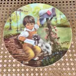 01 PRATO DE COLECIONADOR SÉRIE PARECE QUE FOI ONTEM PLACA DE COLECIONADOR B0Y RUSTY MONEY APRESENTA UMA CENA COMOVENTE DE UM MENINO E SEU CACHORRO, COM O TEMA DE CORREIO, DA SÉRIE "IT'S GOT MY NAME ON IT" "EM PORTUGUES TEM MEU NOME NELE" DA RUSTY MONEY, 4ª EDIÇÃO. E FOI FABRICADO ENTRE 1980 E 1989. É PERFEITO PARA COLECIONADORES DE ITENS DECORATIVOS AMERICANOS, ESPECIALMENTE PARA AQUELES INTERESSADOS EM PRATOS DE COLECIONADOR. EMITIDO PELA RJ ERNST ENTERPRISES. ACOMPANHA O CERTIFICADO DE AUTENTICIDADE NA CAIXA ORIGINAL. COM 22 CM DE DIÂMETRO.PEÇA COMPRADA EM GARAGEM DE ANTIGUIDADES NOS EUA. SUPORTE PARA PRATO NÃO INCLUÍDO NESTA VENDA. (NO ESTADO) ATENÇÃO! FAZER A VISITAÇÃO ANTES DE ARREMATAR, NÃO SABEMOS SE FUNCIONA, LEILÃO NÃO TEM GARANTIA E NEM DEVOLUÇÃO, SUJEITO A POSSÍVEIS AVARIAS VISÍVEIS/OCULTAS E/OU AUSÊNCIA DE COMPONENTES.