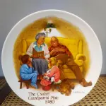 01 PRATO COLECIONÁVEL "THE CSATARI GRANDPARENTS" PRATO DOS AVÓS DE KNOWLES, DE 1980, POR JOSEPH CSATARI.COM 21,5 DE DIAMETRO. É UM PRATO DE EDIÇÃO LIMITADA Nº 373 K. ESTA É A ÚNICA EDIÇÃO DA COLEÇÃO "THE BEDTIME STORY" PINTADA POR: JOSEPH CSATARI. TAMBÉM É ASSINADA NA FRENTE POR JOSEPH CSATARI. FOI CONCLUÍDA EM 1980 POR KNOWLES. O BRADEX Nº: 84-K.41-4.1. KNOWLES FABRICAVA NA EPOCA  MUITOS PRATOS COLECIONÁVEIS ​​E É A MARCA MAIS ANTIGA DA AMÉRICA NA CHINA FINA - DESDE 1854. ESTE LINDO PRATO ESTÁ NA CASA DOS AVÓS TENDO HORA DA HISTÓRIA ENQUANTO O VOVÔ DORME. OS GRÁFICOS E AS CORES SÃO LINDOS - VERMELHO, AMARELO, BRANCO, CINZA, ROSA, BEGE, VERDE, AZUL, MARROM E PRETO, TORNANDO ESTE PRATO COLECIONÁVEL CAPAZ DE CABER EM QUALQUER CÔMODO COM QUALQUER DECORAÇÃO.EM EXCELENTE ESTADO. O SUPORTE DO PRATO NÃO ESTÁ INCLUÍDO. PEÇA COMPRADA EM GARAGEM DE ANTIGUIDADES NOS EUA. SUPORTE PARA PRATO NÃO INCLUÍDO NESTA VENDA. (NO ESTADO) ATENÇÃO! FAZER A VISITAÇÃO ANTES DE ARREMATAR, NÃO SABEMOS SE FUNCIONA, LEILÃO NÃO TEM GARANTIA E NEM DEVOLUÇÃO, SUJEITO A POSSÍVEIS AVARIAS VISÍVEIS/OCULTAS E/OU AUSÊNCIA DE COMPONENTES.