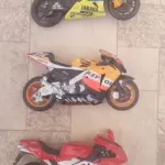 LOTE COM 3 MINIATURAS DE MOTOS DE COLEÇÃO. (NO ESTADO) ATENÇÃO! FAZER A VISITAÇÃO ANTES DE ARREMATAR, NÃO SABEMOS SE FUNCIONA, LEILÃO NÃO TEM GARANTIA E NEM DEVOLUÇÃO, SUJEITO A POSSÍVEIS AVARIAS VISÍVEIS/OCULTAS E/OU AUSÊNCIA DE COMPONENTES. (NO ESTADO) ATENÇÃO! FAZER A VISITAÇÃO ANTES DE ARREMATAR, NÃO SABEMOS SE FUNCIONA, LEILÃO NÃO TEM GARANTIA E NEM DEVOLUÇÃO, SUJEITO A POSSÍVEIS AVARIAS VISÍVEIS/OCULTAS E/OU AUSÊNCIA DE COMPONENTES.