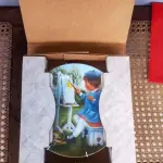 01 PRATO DE COLECIONADOR SÉRIE PARECE QUE FOI ONTEM "SEEMS LIKE YESTERDAY" "EM PORTUGUES PARECE QUE FOI ONTEM" "MY MAGIC HAT" MEU CHAPÉU MÁGICO" PRODUZIDA EM EDIÇÃO LIMITADA POR APENAS 10 DIAS DE DISTRIBUIÇÃO E LOGO FECHADO PARA SEMPRE. PRATO DE NUMERO 6537 .PLACA DE COLECIONADOR B0Y RUSTY MONEY ESSA PEÇA FOI AUTOGRAFADA À MÃO PELO ARTISTA NA EPOCA DE LANÇAMENTO DOS PRATOS NOS EUA EM 30/03/1983. APRESENTA UMA CENA IT"" DA RUSTY MONEY, 3ª EDIÇÃO. E FOI FABRICADO ENTRE 1980 E 1989. É PERFEITO PARA COLECIONADORES DE ITENS DECORATIVOS AMERICANOS, ESPECIALMENTE PARA AQUELES INTERESSADOS EM PRATOS DE COLECIONADOR. EMITIDO PELA RJ ERNST ENTERPRISES. ACOMPANHA O CERTIFICADO DE AUTENTICIDADE NA CAIXA ORIGINAL. COM 22 CM DE DIÂMETRO. PEÇA COMPRADA EM GARAGEM DE ANTIGUIDADES NOS EUA. “SUPORTE PARA PRATO NÃO INCLUÍDO NESTA VENDA.” . (NO ESTADO) ATENÇÃO! FAZER A VISITAÇÃO ANTES DE ARREMATAR, NÃO SABEMOS SE FUNCIONA, LEILÃO NÃO TEM GARANTIA E NEM DEVOLUÇÃO, SUJEITO A POSSÍVEIS AVARIAS VISÍVEIS/OCULTAS E/OU AUSÊNCIA DE COMPONENTES.