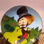 01 RARO PRATO DE COLECIONADOR DE EDIÇÃO LIMITADA APRESENTA O ICÔNICO PERSONAGEM RED SKELETON, "ASSINADO À MÃO" FREDDIE, JOGANDO GOLFE "FREDDIE ON THE GREEN"  COM 21 CM DE DIÂMETRO, PEÇA  VINTAGE FOI FABRICADA NOS ESTADOS UNIDOS DURANTE A DÉCADA DE 1980 E ESTÁ EM EXCELENTES CONDIÇÕES. PERFEITA PARA QUALQUER ENTUSIASTA DO RED SKELETON, ITEM DE COLECIONADOR, ESTA PEÇA DECORATIVA ADICIONARÁ UM TOQUE DE HUMOR E NOSTALGIA A QUALQUER COLEÇÃO.  ITEM ÚNICO E DIFÍCIL DE ENCONTRAR, UNICO NOBRASIL APENAS 10 MIL PRATOS LANÇADOS NOS EUA. PRATO DE Nº 3597/10.000. ITEM COMPRADO EM GARAGEM DE ANTIGUIDADES NOS EUA. SUPORTE PARA PRATO NÃO INCLUÍDO NESTA VENDA. (NO ESTADO) ATENÇÃO! FAZER A VISITAÇÃO ANTES DE ARREMATAR, NÃO SABEMOS SE FUNCIONA, LEILÃO NÃO TEM GARANTIA E NEM DEVOLUÇÃO, SUJEITO A POSSÍVEIS AVARIAS VISÍVEIS/OCULTAS E/OU AUSÊNCIA DE COMPONENTES.