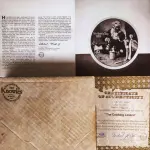 01 PRATO DE NORMAN ROCKWELL PARA O DIA DAS MÃES DE 1982, "THE COOKING LESSON", DA PORCELANA FINA KNOWLES. O NÚMERO DO PRATO É 13025N , DA PRIMEIRA EDIÇÃO LIMITADA. O SÉTIMO DE UMA SÉRIE ANUAL PARA O DIA DAS MÃES. CERTIFICADO PELA ROCKWELL SOCIETY OF AMERICA. ESTE PRATO É UMA EDIÇÃO LIMITADA, PERMANENTEMENTE FECHADA, FEITA EM 7 DE MAIO DE 1982 PELA KNOWLES, A MARCA MAIS ANTIGA DA AMÉRICA EM PORCELANA FINA. O PRATO MEDE 21,8 CM DE DIÂMETRO E ESTÁ EM ÓTIMO ESTADO ITEM COMPRADO EM 2/10/1982 COM CERTIFICADO DE AUTENTICIDADE NOTAS E DOCUMENTOS DE COMPRA.  ITEM COMPRADO EM GARAGENS DE ANTIGUIDADES NOS EUA.SUPORTE PARA PRATO NÃO INCLUÍDO NESTA VENDA. (NO ESTADO) ATENÇÃO! FAZER A VISITAÇÃO ANTES DE ARREMATAR, NÃO SABEMOS SE FUNCIONA, LEILÃO NÃO TEM GARANTIA E NEM DEVOLUÇÃO, SUJEITO A POSSÍVEIS AVARIAS VISÍVEIS/OCULTAS E/OU AUSÊNCIA DE COMPONENTES.