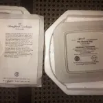 01 PRATO DE COLEÇÃO DA COLCHA CHERISHED TRADITIONS THE WEDDING RING "ALIANÇA DE CASAMENTO" MARY ANN LASHER 1º DA SÉRIE COM 17,5 CM DE DIÂMETRO,EDIÇÃO LIMITADA, DESENHADO POR MARY ANN LASHER. UMA ALEGRE ALIANÇA DUPLA ENVOLVE UM BUQUÊ COLORIDO DE FLORES NESTE DESIGN DE PORCELANA. UMA EDIÇÃO ESTRITAMENTE LIMITADA A 150 DIAS DE QUEIMA NOS EUA. ITEM FOI ENCONTRADO EM UM ARMÁRIO DURANTE A VENDA DE UMA PROPRIEDADE NOS EUA APÓS MUITOS ANOS GUARDADOS.  CAIXA “ORIGINAL E COM CERTIFICADO DE AUTENTICIDADE,SUPORTE PARA PRATO NÃO INCLUÍDO NESTA VENDA. (NO ESTADO) ATENÇÃO! FAZER A VISITAÇÃO ANTES DE ARREMATAR, NÃO SABEMOS SE FUNCIONA, LEILÃO NÃO TEM GARANTIA E NEM DEVOLUÇÃO, SUJEITO A POSSÍVEIS AVARIAS VISÍVEIS/OCULTAS E/OU AUSÊNCIA DE COMPONENTES.