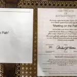 01 RARO PRATO DE COLECIONADOR KNOWLES MINT DE 1983. COM 21,5 CM DE CUMPRIMENTO EDIÇÃO LIMITADA DA COLEÇÃO NORMAN ROCKWELL."MEETING ON THE PATH" "ENCONTRO NO CAMINHO", D, ROCKWELL SOCIETY NO VERSO DA PLACA. COM CERTIFICADO DE AUTENTICIDADE, EMBALAGEM ORIGINAL. LIMITADO A 100 DIAS DE PRODUÇÃO. ITEM COMPRADO EM GARAGENS DE ANTIGUIDADES NOS EUA.SUPORTE PARA PRATO NÃO INCLUÍDO NESTA VENDA. (NO ESTADO) ATENÇÃO! FAZER A VISITAÇÃO ANTES DE ARREMATAR, NÃO SABEMOS SE FUNCIONA, LEILÃO NÃO TEM GARANTIA E NEM DEVOLUÇÃO, SUJEITO A POSSÍVEIS AVARIAS VISÍVEIS/OCULTAS E/OU AUSÊNCIA DE COMPONENTES.