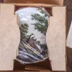 01 RARO PRATO PORCELANA FRANCISCANA DA HISTORIC PROVIDENCE MINT WORLD PREMIER FIRST EDITION, DE 1983, DA SÉRIE THE VANISHING AMERICAN BARN, DA HARRIS HIEN, A SEGUNDA EDIÇÃO DA SÉRIE, INTITULADA "THE LOG BARN", NEW "ENGLAND BARN". O PRATO APRESENTA UMA REPRESENTAÇÃO ÚNICA, DETALHADA E COLORIDA DE UM TIPO DE CELEIRO AMERICANO, SITUADO EM UM CENÁRIO DE FAZENDA DE DIFERENTES REGIÕES DO PAÍS, COM DETALHES DOURADOS NA BORDA. ESTAMPADAS NA PARTE INFERIOR COM O NOME DA SÉRIE, TÍTULO, ASSINATURA IMPRESSA DO ARTISTA E A MARCA THE HISTORIC PROVIDENCE MINT, E MEDEM APROXIMADAMENTE 21,8 CM DE DIÂMETRO. EM EXCELENTE ESTADO, POSSUI A CAIXA ORIGINAL E OS DOCUMENTOS.O SUPORTE DO PRATO NÃO ESTÁ INCLUÍDO. (NO ESTADO) ATENÇÃO! FAZER A VISITAÇÃO ANTES DE ARREMATAR, NÃO SABEMOS SE FUNCIONA, LEILÃO NÃO TEM GARANTIA E NEM DEVOLUÇÃO, SUJEITO A POSSÍVEIS AVARIAS VISÍVEIS/OCULTAS E/OU AUSÊNCIA DE COMPONENTES.