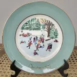 01 LINDO PRATO DE NATAL DA SÉRIE AVON CHRISTMAS PLATE DE 1975, " SKATERS ON THE POND" - QUARTA EDIÇÃO DA SÉRIE. COM 22 CM DE DIÂMETRO E RETRATA UM GRUPO DE PESSOAS PATINANDO NA NEVE . O VERSO MARCADO COM DOIS ANÉIS DE OURO 22K.FEITO EXCLUSIVAMENTE PARA A AVON CTS INC., 1976 POR ENOCH WEDGWOOD (TUNSTALL) LTD, INGLATERRA.PEÇA COMPRADA EM GARAGEM DE ANTIGUIDADES NOS EUA. SUPORTE PARA PRATO NÃO INCLUÍDO NESTA VENDA. (NO ESTADO) ATENÇÃO! FAZER A VISITAÇÃO ANTES DE ARREMATAR, NÃO SABEMOS SE FUNCIONA, LEILÃO NÃO TEM GARANTIA E NEM DEVOLUÇÃO, SUJEITO A POSSÍVEIS AVARIAS VISÍVEIS/OCULTAS E/OU AUSÊNCIA DE COMPONENTES.