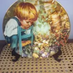 01 LINDO PRATO COLECIONÁVEL NANCY TURNER "MICHAEL'S MIRACLE" EDIÇÃO LIMITADA STRATFORD Nº 5921, ÓTIMO PARA COLEÇÃO. EDIÇÃO LIMITADA, ALTAMENTE COLECIONÁVEL E NUMERADA. EXCELENTE ESTADO DE CONSERVAÇÃO. ESTE PRATO VINTAGE "MILAGROSO DE MICHAEL" É DA SÉRIE INFANTIL DA ARTISTA NANCY TURNER, FEITO EM 1982. É O PRIMEIRO PRATO DA SÉRIE. ACOMPANHA CERTIFICADO, CAIXA ORIGINAL E DOCUMENTAÇÃO. É UMA PRIMEIRA EDIÇÃO COM O NÚMERO 5921. O PRATO TEM 21,8 CM DE DIÂMETRO. O PRATO FOI FEITO PELA STRATFORD LTD, PORCELANA FINA.  ITEM COMPRADO EM GARAGENS DE ANTIGUIDADES NOS EUA. SUPORTE PARA PRATO NÃO INCLUÍDO NESTA VENDA. (NO ESTADO) ATENÇÃO! FAZER A VISITAÇÃO ANTES DE ARREMATAR, NÃO SABEMOS SE FUNCIONA, LEILÃO NÃO TEM GARANTIA E NEM DEVOLUÇÃO, SUJEITO A POSSÍVEIS AVARIAS VISÍVEIS/OCULTAS E/OU AUSÊNCIA DE COMPONENTES.