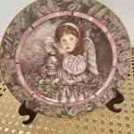 01PRATO IMPECÁVEL E RARO IMPECÁVEL GARDENS OF INNOCENCE DONNA RICHARDSON HOPE É A EDIÇÃO 1 DA SÉRIE DE 8 PLACAS PARA COLECIONADORES, GARDEN OF INNOCENCE, DE DONNA RICHARDSON PARA A BRADFORD EXCHANGE DE 1993. ESTA SÉRIE, GARDEN OF INNOCENCE, REÚNE CRIANÇAS ANGELICAIS EM UM CENÁRIO DE JARDIM ONÍRICO. CADA PLACA POSSUI UMA BORDA TRIPLA DE TAPEÇARIA E DESIGN EM ÔNIX. PEÇA VINTAGE COLACIONÁVEL 2ª EDIÇÃO BRADFORD EXCHANGE. SAFRA 1993. EDIÇÃO LIMITADA. PLACA NUMERADA. .COM 20 CM DE DIÂMETRO COM UMA FAIXA EM OURO 22K, HOPE TEM DURAÇÃO LIMITADA A 95 DIAS DE QUEIMA DE ESTOQUE E LOGO FOI FECHADA A FABRICAÇÃO DA MESMA. NA EMBALAGEM ORIGINAL DE ISOPOR COM CERTIFICADO E FOLHETO DA ÉPOCA. (NO ESTADO) ATENÇÃO! FAZER A VISITAÇÃO ANTES DE ARREMATAR, NÃO SABEMOS SE FUNCIONA, LEILÃO NÃO TEM GARANTIA E NEM DEVOLUÇÃO, SUJEITO A POSSÍVEIS AVARIAS VISÍVEIS/OCULTAS E/OU AUSÊNCIA DE COMPONENTES.