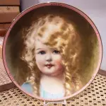 01 PRATO DE COLECIONADOR SUNBEAM BESSIE PEASE GUTMAN CAMEO PORTRAIT ASSINADO E NUMERADO, ESTE PRATO VINTAGE DE COLECIONADOR GOLDILOCKS DE 1986, DA COLEÇÃO HAMILTON, É UM ITEM ESSENCIAL PARA QUALQUER COLECIONADOR DE CULTURA AMERICANA. É A 4ª EDIÇÃO DA PRECIOUS PORTRAITS E TEM O NÚMERO AUTÊNTICO 4317P.FEITO DE PORCELANA DE ALTA QUALIDADE, ESTE PRATO APRESENTA UMA BELA E VIBRANTE IMAGEM MULTICOLORIDA DE UMA JOVEM QUE ADICIONARÁ UM TOQUE DE ELEGÂNCIA A QUALQUER COLEÇÃO DECORATIVA.EM EXCELENTE ESTADO, POSSUI A CAIXA ORIGINAL E OS DOCUMENTOS. O SUPORTE DO PRATO NÃO ESTÁ INCLUÍDO. PEÇA COMPRADA EM GARAGEM DE ANTIGUIDADES NOS EUA. SUPORTE PARA PRATO NÃO INCLUÍDO NESTA VENDA. (NO ESTADO) ATENÇÃO! FAZER A VISITAÇÃO ANTES DE ARREMATAR, NÃO SABEMOS SE FUNCIONA, LEILÃO NÃO TEM GARANTIA E NEM DEVOLUÇÃO, SUJEITO A POSSÍVEIS AVARIAS VISÍVEIS/OCULTAS E/OU AUSÊNCIA DE COMPONENTES.