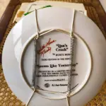 01 PRATO DE COLECIONADOR SÉRIE PARECE QUE FOI ONTEM"SEEMS LIKE YESTERDAY" "EM PORTUGUES PARECE QUE FOI ONTEM""MY MAGIC HAT"MEU CHAPÉU MÁGICO" PRODUZIDA EM EDIÇÃO LIMITADA POR APENAS 10 DIAS DE DISTRIBUIÇÃO E LOGO FECHADO PARA SEMPRE. PRATO DE NUMERO 6649 .PLACA DE COLECIONADOR B0Y RUSTY MONEY LANÇADAS EM 01/11/1982. APRESENTA UMA CENA IT"DA RUSTY MONEY, 3ª EDIÇÃO. E FOI FABRICADO ENTRE 1980 E 1989. É PERFEITO PARA COLECIONADORES DE ITENS DECORATIVOS AMERICANOS, ESPECIALMENTE PARA AQUELES INTERESSADOS EM PRATOS DE COLECIONADOR. EMITIDO PELA RJ ERNST ENTERPRISES. ACOMPANHA O CERTIFICADO DE AUTENTICIDADE NA CAIXA ORIGINAL. COM 22 CM DE DIÂMETRO. PEÇA COMPRADA EM GARAGEM DE ANTIGUIDADES NOS EUA. “SUPORTE PARA PRATO NÃO INCLUÍDO NESTA VENDA.” . (NO ESTADO) ATENÇÃO! FAZER A VISITAÇÃO ANTES DE ARREMATAR, NÃO SABEMOS SE FUNCIONA, LEILÃO NÃO TEM GARANTIA E NEM DEVOLUÇÃO, SUJEITO A POSSÍVEIS AVARIAS VISÍVEIS/OCULTAS E/OU AUSÊNCIA DE COMPONENTES.