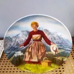 01 BELO  PRATO DE COLECIONADOR É DA COLEÇÃO O SOM DE MUSSE "A NOVIÇA REBELDE", DE EDWIN M. KNOWLES, FABRICADO NA VIRGÍNIA OCIDENTAL EM 1986. PINTADO POR T. CRNKOVICH. POSSUI FORMATO REDONDO COM 21,5 CM DE DIÂMETRO. O DESIGN É INSPIRADO NO FILME MUSICAL "A NOVIÇA REBELDE" E É FEITO DE PORCELANA FINA. ESTE PRATO DE COLECIONADOR NUMERADO ESTÁ EM ÓTIMO ESTADO. NÃO VEJO DEFEITOS. O PRATO NÃO POSSUI EMBALAGEM OU DOCUMENTAÇÃO ORIGINAL. ESTRITAMENTE LIMITADO AS VENDAS UM PERÍODO DE QUEIMA  150 DIAS LOGO APÓS FOI FECHADO NÃO LANÇARAM MAIS . PLACA NÚMERO 17370N,NÚMERO BRADEX: 84-K41-18.1.PEÇA COMPRADA EM GARAGEM DE ANTIGUIDADES NOS EUA. SUPORTE PARA PRATO NÃO INCLUÍDO NESTA VENDA. (NO ESTADO) ATENÇÃO! FAZER A VISITAÇÃO ANTES DE ARREMATAR, NÃO SABEMOS SE FUNCIONA, LEILÃO NÃO TEM GARANTIA E NEM DEVOLUÇÃO, SUJEITO A POSSÍVEIS AVARIAS VISÍVEIS/OCULTAS E/OU AUSÊNCIA DE COMPONENTES.