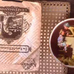 01 RARO PRATO COLECIONÁVEL UMAS DAS PRIMEIRAS OBRAS DE NORMAN, COM 19,5 CM DE DIÂMETRO COM A OBRA "TAKE YOUR MEDICINE", "EM PORTUGUES TOME SEU REMEDIO" DE TOM SAWYER, DE NORMAN ROCKWELL, DE 1977, É UM ITEM MUITO PROCURADO POR QUALQUER COLECIONADOR ÁVIDO DE PEÇAS DECORATIVAS. FEITO NA DÉCADA DE 70,"CROWN BAVARIA ALEMANHA" ESTE PRATO É UMA VERDADEIRA JÓIA PARA QUEM BUSCA AUMENTAR SUA COLEÇÃO DE PRATOS COLECIONÁVEIS. EDIÇAO LIMITADA NA EPODA DE LANÇAMENTO COM SUAS CORES VIBRANTES E DESIGN INTRINCADO, CERTAMENTE CHAMARÁ A ATENÇÃO DE QUALQUER ADMIRADOR DA OBRA DE NORMAN ROCKWELL.EM EXCELENTE ESTADO. O SUPORTE DO PRATO NÃO ESTÁ INCLUÍDO. PEÇA COMPRADA EM GARAGEM DE ANTIGUIDADES NOS EUA. SUPORTE PARA PRATO NÃO INCLUÍDO NESTA VENDA. (NO ESTADO) ATENÇÃO! FAZER A VISITAÇÃO ANTES DE ARREMATAR, NÃO SABEMOS SE FUNCIONA, LEILÃO NÃO TEM GARANTIA E NEM DEVOLUÇÃO, SUJEITO A POSSÍVEIS AVARIAS VISÍVEIS/OCULTAS E/OU AUSÊNCIA DE COMPONENTES.