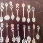 01 LOTE COM 32 COLHERES ANTIGAS DE DIVERSOS PAÍSES E DATAS  COLHERES DE SOUVENIR, PRATEADAS E BANHADAS A PRATA. TODAS EM BOM ESTADO. PRECISAM DE UM BOM POLIMENTO E PODEM APRESENTAR PEQUENOS ARRANHÕES NA SUPERFÍCIE. COMPRADAS EM LOJAS DE ANTIGUIDADES DOS EUA. (NO ESTADO) ATENÇÃO! FAZER A VISITAÇÃO ANTES DE ARREMATAR, NÃO SABEMOS SE FUNCIONA, LEILÃO NÃO TEM GARANTIA E NEM DEVOLUÇÃO, SUJEITO A POSSÍVEIS AVARIAS VISÍVEIS/OCULTAS E/OU AUSÊNCIA DE COMPONENTES.