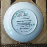 01 PRATO DE COLECIONADOR SÉRIE PARECE QUE FOI ONTEM "SEEMS LIKE YESTERDAY" "EM PORTUGUES PARECE QUE FOI ONTEM"" PRODUZIDA EM EDIÇÃO LIMITADA POR APENAS 10 DIAS DE DISTRIBUIÇÃO E LOGO FECHADO PARA SEMPRE. PRATO DE NUMERO 6219C .PLACA DE COLECIONADOR B0Y RUSTY MONEY ESSA PEÇA FOI AUTOGRAFADA À MÃO PELO ARTISTA NA EPOCA DE LANÇAMENTO DOS PRATOS NOS EUA EM 30/03/1983. APRESENTA UMA CENA IT"" DA RUSTY MONEY, 3ª EDIÇÃO. E FOI FABRICADO ENTRE 1980 E 1989. É PERFEITO PARA COLECIONADORES DE ITENS DECORATIVOS AMERICANOS, ESPECIALMENTE PARA AQUELES INTERESSADOS EM PRATOS DE COLECIONADOR. EMITIDO PELA RJ ERNST ENTERPRISES. ACOMPANHA O CERTIFICADO DE AUTENTICIDADE NA CAIXA ORIGINAL. COM 22 CM DE DIÂMETRO. PEÇA COMPRADA EM GARAGEM DE ANTIGUIDADES NOS EUA. “SUPORTE PARA PRATO NÃO INCLUÍDO NESTA VENDA.” . (NO ESTADO) ATENÇÃO! FAZER A VISITAÇÃO ANTES DE ARREMATAR, NÃO SABEMOS SE FUNCIONA, LEILÃO NÃO TEM GARANTIA E NEM DEVOLUÇÃO, SUJEITO A POSSÍVEIS AVARIAS VISÍVEIS/OCULTAS E/OU AUSÊNCIA DE COMPONENTES.