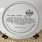 01 RARO PRATO DE NORMAM ROCKWELL DE PORCELANA DE COLECIONADOR EDWIN KNOWLES, NUMERADA, DE 1982, DE DON SPAULDING, CHAMA-SE "DIA DOS PAIS". MEDE 21,5 CM DE DIÂMETRO. NÃO APRESENTA LASCAS, RACHADURAS OU REPAROS, LANÇADO EM 1986. APROVADO PELA FAMÍLIA ROCKWELL E SOCIEDADE DA AMÉRICA E PRODUZIDO PELA KNOWLES CHINA. PRODUZIDO EM EDIÇÃO LIMITADA A 90 DIAS DE PRODUÇÃO. NUMERADO ​​E ASSINADO. TEM 21,5 CM DE LARGURA E ESTÁ EM EXCELENTE ESTADO. ACOMPANHA CAIXA ORIGINAL E CERTIFICADO DE AUTENTICIDADE. PRATO DE NÚMERO 4944D  PEÇA COMPRADA EM GARAGEM DE ANTIGUIDADES NOS EUA. SUPORTE PARA PRATO NÃO INCLUÍDO NESTA VENDA. (NO ESTADO) ATENÇÃO! FAZER A VISITAÇÃO ANTES DE ARREMATAR, NÃO SABEMOS SE FUNCIONA, LEILÃO NÃO TEM GARANTIA E NEM DEVOLUÇÃO, SUJEITO A POSSÍVEIS AVARIAS VISÍVEIS/OCULTAS E/OU AUSÊNCIA DE COMPONENTES.