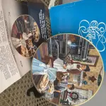 01 PRATO COLECIONÁVEL KERN 1980 O NATAL DE ONTEM "MAKIG CHISTMAS GOODIES" EM PORTUGUES "FAZENDO GULOSEIMAS DE NATAL". EDIÇÃO LIMITADA Nº 67/5000. KERN COLLECTIBLES. FABRICADO NOS EUA. ESTE PRATO SE CHAMA MAKING CHRISTMAS COOKIES. DA SÉRIE CHRISTMAS OF YESTERDAY. NA CAIXA ORIGINAL COM CERTIFICADO "CHRISTMAS CALL" DO ARTISTA MARVIN NYE, ANO 1980, NA CAIXA ORIGINAL, COLEÇÃO KERN,PEÇA COMPRADA EM GARAGEM DE ANTIGUIDADES NOS EUA. SUPORTE PARA PRATO NÃO INCLUÍDO NESTA VENDA. (NO ESTADO) ATENÇÃO! FAZER A VISITAÇÃO ANTES DE ARREMATAR, NÃO SABEMOS SE FUNCIONA, LEILÃO NÃO TEM GARANTIA E NEM DEVOLUÇÃO, SUJEITO A POSSÍVEIS AVARIAS VISÍVEIS/OCULTAS E/OU AUSÊNCIA DE COMPONENTES.