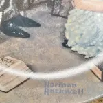 01 PRATO VINTAGE NORMAN ROCKWELL DE 1984. INTITULA-SE "THE STORYTELLER" (O CONTADOR DE HISTÓRIAS). É FEITO EM PORCELANA FINA KNOWLES. É O OITAVO DA COLEÇÃO ROCKWELL HERITAGE. FABRICADO EM EDIÇÃO LIMITADA, PERMANENTEMENTE FECHADO EM 1984 PELA KNOWLES E CERTIFICADO COMO UM "VERDADEIRO CLÁSSICO ROCKWELL" PELA ROCKWELL SOCIETY OF AMERICA. É MARCADO COM O NÚMERO BRADEX 84-R70-3.8. É MARCADO COM O NÚMERO DE PLACA C 8167O.SUPORTE DO PRATO NÃO ESTÁ INCLUÍDO. ITEM COMPRADO EM GARAGENS DE ANTIGUIDADES NOS EUA. (NO ESTADO) ATENÇÃO! FAZER A VISITAÇÃO ANTES DE ARREMATAR, NÃO SABEMOS SE FUNCIONA, LEILÃO NÃO TEM GARANTIA E NEM DEVOLUÇÃO, SUJEITO A POSSÍVEIS AVARIAS VISÍVEIS/OCULTAS E/OU AUSÊNCIA DE COMPONENTES.