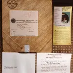 01 PRATO DE COLECIONADOR DE EDIÇÃO LIMITADA APRESENTA A ICÔNICA OBRA DE ARTE DE NORMAN ROCKWELL INTITULADA "THE BIRTHDAY WISH". O PRATO É FEITO DE PORCELANA E TEM 21,5 CM DE DIÂMETRO COM BORDA DOURADA. ACOMPANHA CAIXA ORIGINAL, FOLHETO E CERTIFICADO DE AUTENTICIDADE E NOTA DE COMPRA E DATADA EM 10/16/1984, TORNANDO-SE UM ÓTIMO COMPLEMENTO PARA QUALQUER COLEÇÃO. O PRATO FOI FABRICADO NOS ESTADOS UNIDOS NA DÉCADA DE 1980 E É CONSIDERADO UM ITEM VINTAGE. ALÉM DE SUA IMPORTÂNCIA CULTURAL COMO ITEM COLECIONÁVEL AMERICANO, ESTE PRATO TAMBÉM OSTENTA DIVERSAS CARACTERÍSTICAS, INCLUINDO O STATUS DE EDIÇÃO LIMITADA E A INCLUSÃO DA EMBALAGEM E DOCUMENTAÇÃO ORIGINAIS. É PERFEITO PARA QUALQUER OCASIÃO E UM ÓTIMO PRESENTE PARA QUALQUER COLECIONADOR OU ENTUSIASTA.COMPRADAS EM LOJAS DE ANTIGUIDADES DOS EUA.O SUPORTE DO PRATO NÃO ESTÁ INCLUÍDO. (NO ESTADO) ATENÇÃO! FAZER A VISITAÇÃO ANTES DE ARREMATAR, NÃO SABEMOS SE FUNCIONA, LEILÃO NÃO TEM GARANTIA E NEM DEVOLUÇÃO, SUJEITO A POSSÍVEIS AVARIAS VISÍVEIS/OCULTAS E/OU AUSÊNCIA DE COMPONENTES.