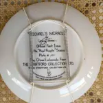 01 LINDO PRATO COLECIONÁVEL NANCY TURNER "MICHAEL'S MIRACLE" EDIÇÃO LIMITADA STRATFORD Nº 5921, ÓTIMO PARA COLEÇÃO. EDIÇÃO LIMITADA, ALTAMENTE COLECIONÁVEL E NUMERADA. EXCELENTE ESTADO DE CONSERVAÇÃO. ESTE PRATO VINTAGE "MILAGROSO DE MICHAEL" É DA SÉRIE INFANTIL DA ARTISTA NANCY TURNER, FEITO EM 1982. É O PRIMEIRO PRATO DA SÉRIE. ACOMPANHA CERTIFICADO, CAIXA ORIGINAL E DOCUMENTAÇÃO. É UMA PRIMEIRA EDIÇÃO COM O NÚMERO 5921. O PRATO TEM 21,8 CM DE DIÂMETRO. O PRATO FOI FEITO PELA STRATFORD LTD, PORCELANA FINA.  ITEM COMPRADO EM GARAGENS DE ANTIGUIDADES NOS EUA. SUPORTE PARA PRATO NÃO INCLUÍDO NESTA VENDA. (NO ESTADO) ATENÇÃO! FAZER A VISITAÇÃO ANTES DE ARREMATAR, NÃO SABEMOS SE FUNCIONA, LEILÃO NÃO TEM GARANTIA E NEM DEVOLUÇÃO, SUJEITO A POSSÍVEIS AVARIAS VISÍVEIS/OCULTAS E/OU AUSÊNCIA DE COMPONENTES.