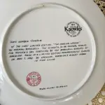 01 PRATO DE NORMAN ROCKWELL PARA O DIA DAS MÃES DE 1982, "THE COOKING LESSON", DA PORCELANA FINA KNOWLES. O NÚMERO DO PRATO É 13025N , DA PRIMEIRA EDIÇÃO LIMITADA. O SÉTIMO DE UMA SÉRIE ANUAL PARA O DIA DAS MÃES. CERTIFICADO PELA ROCKWELL SOCIETY OF AMERICA. ESTE PRATO É UMA EDIÇÃO LIMITADA, PERMANENTEMENTE FECHADA, FEITA EM 7 DE MAIO DE 1982 PELA KNOWLES, A MARCA MAIS ANTIGA DA AMÉRICA EM PORCELANA FINA. O PRATO MEDE 21,8 CM DE DIÂMETRO E ESTÁ EM ÓTIMO ESTADO ITEM COMPRADO EM 2/10/1982 COM CERTIFICADO DE AUTENTICIDADE NOTAS E DOCUMENTOS DE COMPRA.  ITEM COMPRADO EM GARAGENS DE ANTIGUIDADES NOS EUA.SUPORTE PARA PRATO NÃO INCLUÍDO NESTA VENDA. (NO ESTADO) ATENÇÃO! FAZER A VISITAÇÃO ANTES DE ARREMATAR, NÃO SABEMOS SE FUNCIONA, LEILÃO NÃO TEM GARANTIA E NEM DEVOLUÇÃO, SUJEITO A POSSÍVEIS AVARIAS VISÍVEIS/OCULTAS E/OU AUSÊNCIA DE COMPONENTES.