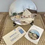 01 RARO PRATO PORCELANA FRANCISCANA DA HISTORIC PROVIDENCE MINT WORLD PREMIER FIRST EDITION, DE 1983, DA SÉRIE THE VANISHING AMERICAN BARN, DA HARRIS HIEN, A SEGUNDA EDIÇÃO DA SÉRIE, INTITULADA "BUCKS COUNTY BARN". O PRATO APRESENTA UMA REPRESENTAÇÃO ÚNICA, DETALHADA E COLORIDA DE UM TIPO DE CELEIRO AMERICANO, SITUADO EM UM CENÁRIO DE FAZENDA DE DIFERENTES REGIÕES DO PAÍS, COM DETALHES DOURADOS NA BORDA. ESTAMPADAS NA PARTE INFERIOR COM O NOME DA SÉRIE, TÍTULO, ASSINATURA IMPRESSA DO ARTISTA E A MARCA THE HISTORIC PROVIDENCE MINT, E MEDEM APROXIMADAMENTE 21,8 CM DE DIÂMETRO. EM EXCELENTE ESTADO, POSSUI A CAIXA ORIGINAL E OS DOCUMENTOS. O SUPORTE DO PRATO NÃO ESTÁ INCLUÍDO. PEÇA COMPRADA EM GARAGEM DE ANTIGUIDADES NOS EUA. (NO ESTADO) ATENÇÃO! FAZER A VISITAÇÃO ANTES DE ARREMATAR, NÃO SABEMOS SE FUNCIONA, LEILÃO NÃO TEM GARANTIA E NEM DEVOLUÇÃO, SUJEITO A POSSÍVEIS AVARIAS VISÍVEIS/OCULTAS E/OU AUSÊNCIA DE COMPONENTES.