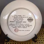 01 RARO PRATO DE COLECIONADOR KNOWLES MINT DE 1983. COM 21,5 CM DE CUMPRIMENTO EDIÇÃO LIMITADA DA COLEÇÃO NORMAN ROCKWELL."MEETING ON THE PATH" "ENCONTRO NO CAMINHO", D, ROCKWELL SOCIETY NO VERSO DA PLACA. COM CERTIFICADO DE AUTENTICIDADE, EMBALAGEM ORIGINAL. LIMITADO A 100 DIAS DE PRODUÇÃO. ITEM COMPRADO EM GARAGENS DE ANTIGUIDADES NOS EUA.SUPORTE PARA PRATO NÃO INCLUÍDO NESTA VENDA. (NO ESTADO) ATENÇÃO! FAZER A VISITAÇÃO ANTES DE ARREMATAR, NÃO SABEMOS SE FUNCIONA, LEILÃO NÃO TEM GARANTIA E NEM DEVOLUÇÃO, SUJEITO A POSSÍVEIS AVARIAS VISÍVEIS/OCULTAS E/OU AUSÊNCIA DE COMPONENTES.