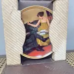 01 LINDO PRATO VINTAGE NORMAN ROCKWELL,NORMAN ROCKWELL, "FLIRTING IN THE PARLOUR" MULHERES REDESCOBERTAS POR NORMAN ROCKWELL,OITAVA EDIÇÃO DA COLEÇÃO REDISCOVERED WOMEN DA ROCKWELL, 1983 NA CAIXA ORIGINAL COM CERTIFICADO DE AUTENTICIDADE,FOLHETOS E DOCUMENTOS DA ÉPOCA. NÚMERO DO PRATO 7791F DE EDWIN KNOWLES NÚMERO BREITAX 84- R70 4-8. COM 21,5 CM DE DIAMETRO, COMPRADO E, 23/07/1983. (NO ESTADO) ATENÇÃO! FAZER A VISITAÇÃO ANTES DE ARREMATAR, NÃO SABEMOS SE FUNCIONA, LEILÃO NÃO TEM GARANTIA E NEM DEVOLUÇÃO, SUJEITO A POSSÍVEIS AVARIAS VISÍVEIS/OCULTAS E/OU AUSÊNCIA DE COMPONENTES.