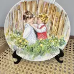 01 PRATO DE COLECIONADOR MARY VICKERS "SEJA MEU AMIGO", SÉRIE MINHAS MEMÓRIAS, WEDGWOOD Nº 2530A,PRATO DE COLECIONADOR AUTÊNTICO DA ARTISTA MARY VICKERS, COM 20 CM DE DIÂMETRO. PRIMEIRA EDIÇÃO DE UMA SÉRIE CHAMADA MINHAS MEMÓRIAS, A OBRA DE ARTE INTITULADA "SEJA MEU AMIGO" APRESENTA UMA JOVEM PEDINDO A AMIZADE DE OUTRA GAROTA,PRATO Nº 2530A FEITO EM UM PERÍODO DE QUEIMA ESTRITAMENTE LIMITADO A 100 DIAS, FABRICADO NA INGLATERRA EM WEDGWOOD QUEEN'S WARE.ITEM COMPRADO EM GARAGEM DE ANTIGUIDADES NOS EUA OBSERVAÇÃO: O SUPORTE DE MOSTRADO NAS FOTOS NÃO ESTÁ INCLUÍDO. (NO ESTADO) ATENÇÃO! FAZER A VISITAÇÃO ANTES DE ARREMATAR, NÃO SABEMOS SE FUNCIONA, LEILÃO NÃO TEM GARANTIA E NEM DEVOLUÇÃO, SUJEITO A POSSÍVEIS AVARIAS VISÍVEIS/OCULTAS E/OU AUSÊNCIA DE COMPONENTES.