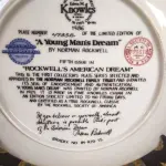 01 PRATO SONHO DE UM JOVEM, QUINTO NA SÉRIE ROCKWELL AMERICAN DREAM, PRATO DE EXPOSIÇÃO VINTAGE, 1986,PLACA DA EDWIN KNOWLES CHINA COMPANY, NÚMERO 14027B  GUARDADO A ANOS.CAIXA ORIGINAL + CERTIFICADO DE AUTORIZAÇÃO + BROCHURA INFORMATIVA PARA ESTA PLACA DE COLECIONADOR DA SÉRIE DE PLACAS DA COLEÇÃO ROCKWELL'S AMERICAN DREAM (BRADFORD EXCHANGE) DO ARTISTA NORMAN ROCKWELL. THE EDWARD M. KNOWLES CHINA COMPANY. ROCKWELL SOCIETY OF AMERICA. AS EDIÇÕES FORAM LIMITADAS A UM MÁXIMO DE 150 DIAS DE QUEIMA. A PLACA ESTÁ EM PERFEITAS CONDIÇÕES, SEM USO E SEM EXPOSIÇÃO. COM  21 CM DE DIÂMETRO. 1986. BRADEX Nº 84-R70-7.5 ARTISTA: NORMAN ROCKWELL. ITEM COMPRADO EM GARAGENS DOS EUA. COM CERTIFICADO DE AUTENTICIDADE E SELO DE ORIGINALIDADE NO PRATO.O SUPORTE DO PRATO NÃO ESTÁ INCLUÍDO. (NO ESTADO) ATENÇÃO! FAZER A VISITAÇÃO ANTES DE ARREMATAR, NÃO SABEMOS SE FUNCIONA, LEILÃO NÃO TEM GARANTIA E NEM DEVOLUÇÃO, SUJEITO A POSSÍVEIS AVARIAS VISÍVEIS/OCULTAS E/OU AUSÊNCIA DE COMPONENTES.