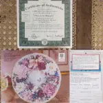 01 PRATO DE PORCELANA VINTAGE BRADFORD EXCHANGE DE 1995, COLECIONADOR, COMO NOVO, SISTERS ARE BLOSSOMS, KINDRED MOMENTS,NUMERADO 2344 A. ESTE BELO PRATO DE COLECIONADOR INTITULADO "SISTERS ARE BLOSSOMS" DE CHANTAL POULIN É UMA PEÇA DE ÉPOCA DO FINAL DO SÉCULO XX. FEITO DE PORCELANA COM UM DESIGN MULTICOLORIDO, ESTE PRATO É UM COMPLEMENTO PERFEITO PARA QUALQUER COLEÇÃO DECORATIVA. O PRATO FOI PRODUZIDO COM TÉCNICAS DE CERÂMICA NOS ESTADOS UNIDOS E É VINTAGE, SEM MODIFICAÇÕES. A BRADFORD EXCHANGE PRODUZIU ESTE PRATO COM UM ESTILO DE PRODUÇÃO DE CERÂMICA ARTÍSTICA. ESTE PRATO É PERFEITO PARA COLECIONADORES DE ITENS DECORATIVOS E É UM ITEM ESSENCIAL PARA QUEM APRECIA A BELEZA DE PRATOS VINTAGE. CAIXA ORIGINAL E CERTIFICADO DE AUTENTICIDADE DA PEÇA  O PRATO MEDE 21,5 CM DE DIÂMETRO.   ITEM COMPRADO EM GARAGENS DE ANTIGUIDADES NOS EUA.SUPORTE PARA PRATO NÃO INCLUÍDO NESTA VENDA. (NO ESTADO) ATENÇÃO! FAZER A VISITAÇÃO ANTES DE ARREMATAR, NÃO SABEMOS SE FUNCIONA, LEILÃO NÃO TEM GARANTIA E NEM DEVOLUÇÃO, SUJEITO A POSSÍVEIS AVARIAS VISÍVEIS/OCULTAS E/OU AUSÊNCIA DE COMPONENTES.