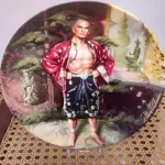 01 ADORADO PRATO DE COLECIONADOR INTITULADO "UM ENIGMA" É UM PRATO DE COLECIONADOR DE EDIÇÃO LIMITADA DA SÉRIE  "THE KING AND" "EM PORTUGUES O REI E EU", DE KNOWLES.PINTADO À MÃO POR WILLIAM CHAMBERS. VENDIDO APENAS POR 150 DIAS E LOGO FOI ENCERRADA AS VENDAS NOS EUA. EM 1980.O PRATO MEDE APROXIMADAMENTE 21 CM E ESTÁ EM EXCELENTE ESTADO.NÚMERO DO PRATO: 771B.COM CAIXA E CERTIFICADO, MANTIDO EM CASA LIVRE DE FUMO.PEÇA COMPRADA EM GARAGEM DE ANTIGUIDADES NOS EUA. “SUPORTE PARA PRATO NÃO INCLUÍDO NESTA VENDA.” . (NO ESTADO) ATENÇÃO! FAZER A VISITAÇÃO ANTES DE ARREMATAR, NÃO SABEMOS SE FUNCIONA, LEILÃO NÃO TEM GARANTIA E NEM DEVOLUÇÃO, SUJEITO A POSSÍVEIS AVARIAS VISÍVEIS/OCULTAS E/OU AUSÊNCIA DE COMPONENTES.