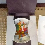 01 PRATO COLECIONÁVEL "THE CSATARI GRANDPARENTS" PRATO DOS AVÓS DE KNOWLES, DE 1980, POR JOSEPH CSATARI.COM 21,5 DE DIAMETRO. É UM PRATO DE EDIÇÃO LIMITADA Nº 10903C. ESTA É A ÚNICA EDIÇÃO DA COLEÇÃO. PINTADA POR: JOSEPH CSATARI."THE SKATING LESSON" "EM PORTUGUES A AULA DE PATINAÇÃO" TAMBÉM É ASSINADA NA FRENTE POR JOSEPH CSATARI. FOI CONCLUÍDA EM 1981 POR KNOWLES. O BRADEX Nº: 84-K.41-4.2. KNOWLES FABRICAVA NA EPOCA  MUITOS PRATOS COLECIONÁVEIS ​​E É A MARCA MAIS ANTIGA DA AMÉRICA NA CHINA FINA - DESDE 1854. ESTE LINDO PRATO ESTÁ NA CASA DOS AVÓS TENDO HORA DA HISTÓRIA ENQUANTO O VOVÔ DORME. OS GRÁFICOS E AS CORES SÃO LINDOS - VERMELHO, AMARELO, BRANCO, CINZA, ROSA, BEGE, VERDE, AZUL, MARROM E PRETO, TORNANDO ESTE PRATO COLECIONÁVEL CAPAZ DE CABER EM QUALQUER CÔMODO COM QUALQUER DECORAÇÃO.EM EXCELENTE ESTADO. O SUPORTE DO PRATO NÃO ESTÁ INCLUÍDO. PEÇA COMPRADA EM GARAGEM DE ANTIGUIDADES NOS EUA. SUPORTE PARA PRATO NÃO INCLUÍDO NESTA VENDA. (NO ESTADO) ATENÇÃO! FAZER A VISITAÇÃO ANTES DE ARREMATAR, NÃO SABEMOS SE FUNCIONA, LEILÃO NÃO TEM GARANTIA E NEM DEVOLUÇÃO, SUJEITO A POSSÍVEIS AVARIAS VISÍVEIS/OCULTAS E/OU AUSÊNCIA DE COMPONENTES.