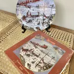 01 RARO PRATO DE NATAL COUNTRY LOWELL DAVIS DE 1985, LANÇADO NOS EUA COM APENAS 7,500 PRATOS LANÇADOS  ESSE PRATO E O NÚMERO 119 DE 7500 DA TIRAGEM COM 21,5 CM DE DIÂMETRO. COM CAIXA E CERTIFICADO DE AUTENTICIDADE E ACOMPANHA LP DO MESMO. BELA PEÇA E RARA. ITEM COMPRADO EM GARAGENS DE ANTIGUIDADES NOS EUA.SUPORTE PARA PRATO NÃO INCLUÍDO NESTA VENDA. (NO ESTADO) ATENÇÃO! FAZER A VISITAÇÃO ANTES DE ARREMATAR, NÃO SABEMOS SE FUNCIONA, LEILÃO NÃO TEM GARANTIA E NEM DEVOLUÇÃO, SUJEITO A POSSÍVEIS AVARIAS VISÍVEIS/OCULTAS E/OU AUSÊNCIA DE COMPONENTES.