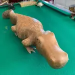 01 ESCULTURA MADEIRA DE LEI JACARÉ IMPORTADA EM MADEIRA ENTALHADA PELO ARTISTA  130 CM DE COMPRIMENTO. (NO ESTADO) ATENÇÃO! FAZER A VISITAÇÃO ANTES DE ARREMATAR, NÃO SABEMOS SE FUNCIONA, LEILÃO NÃO TEM GARANTIA E NEM DEVOLUÇÃO, SUJEITO A POSSÍVEIS AVARIAS VISÍVEIS/OCULTAS E/OU AUSÊNCIA DE COMPONENTES.